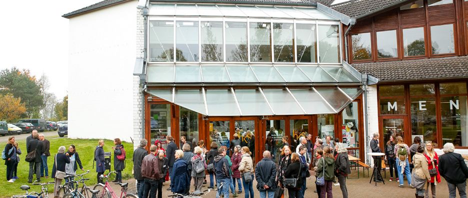 Frontansicht HKS, Hochschulfest Eingangsbereich der Hochschule Ottersberg; © Wenke Wollschläger